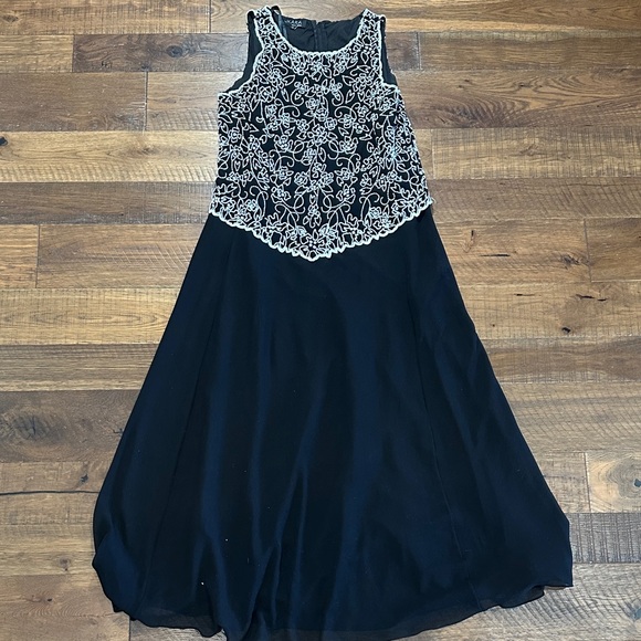 J Kara Dresses & Skirts - J Kara Black and White Floral Kids Dress